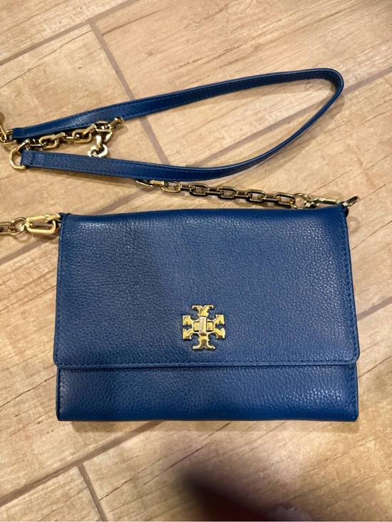 Tory Burch Handbags - Tory Burch Navy Pebbled Leather Crossbody with Gold Logo